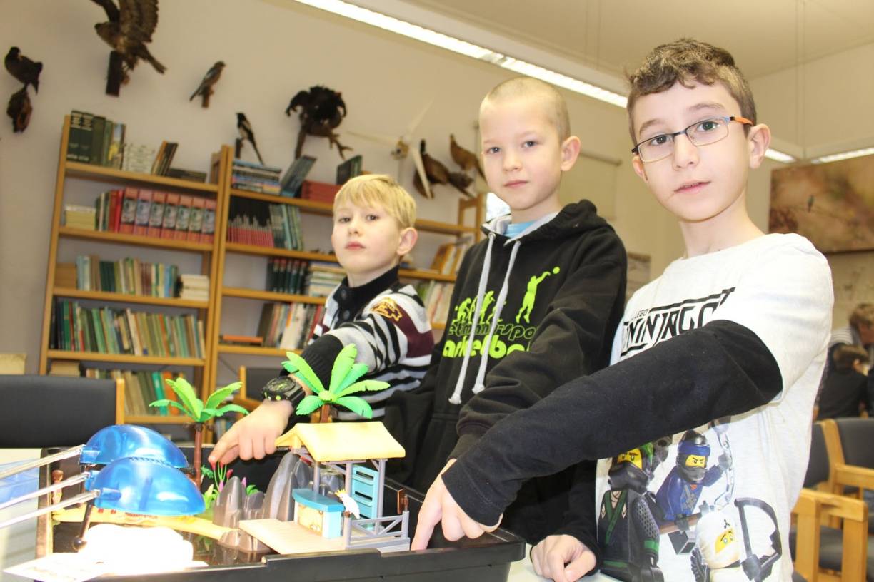  Die Klassenkameraden Arno, Max Jonas und Doruk sind überrascht, wie schnell der Wasserspiegel der Weltmeere ansteigen kann. 