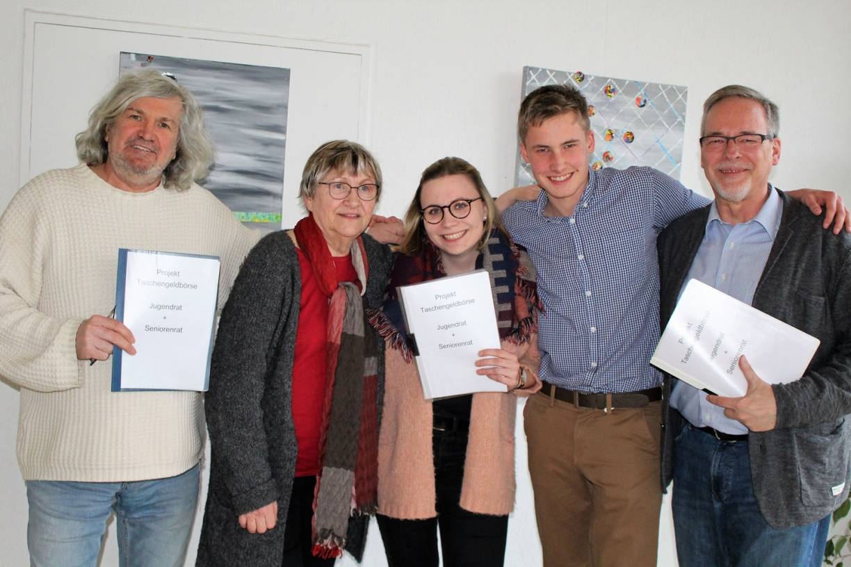  (v.li.) Wollen noch in diesem Jahr mit der Erkrather Taschengeldbörse starten: Timo Kremerius und Sabine Wagner vom Seniorenrat, Yannick van der Heide und Viktoria Weber vom Jugendrat sowie Bernhard Wiese von der Hildener Taschengeldbörse. 