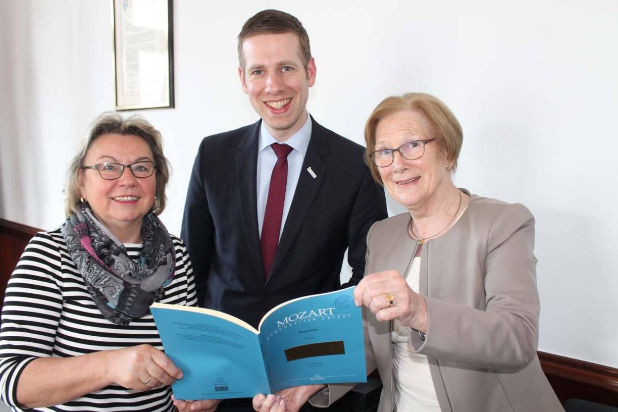  Monika Krüger (li., 1. Vorsitzende des Frauenchores Erkrath), Bürgermeister Christoph Schultz und Mares Bettenworth (Geschäftsführerin des Frauenchores) studieren bereits die Partitur zum Freundschaftskonzert am 5. Mai. 