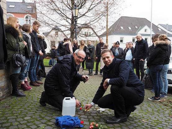  Im Gedenken vereint: Detlef Ehlert und Bürgermeister Christoph Schultz (re.) putzen Erkraths Stolpersteine und gedenken mit rund 30, vor allem jungen, Erkrathern, der Opfer des Nationalsozialismus in Erkrath. 
