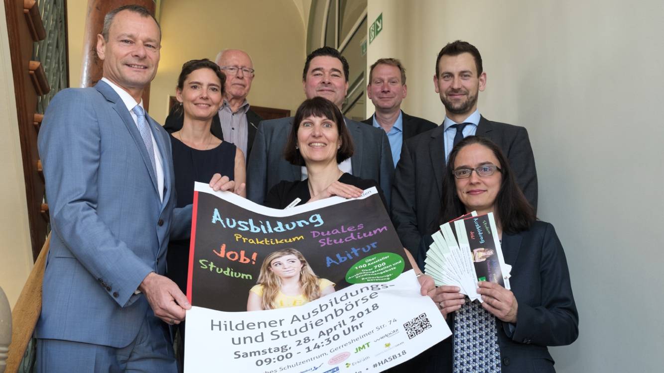  (v.li.) Thorsten Schmitz (Kämmerer der Stadt Erkrath), Dr. Bettina Warnecke (Bürgermeisterin der Stadt Haan), Hans Ulrich Peters (Geschäftsführer des Hildener Industrie-Vereins), Birgit Alkenings (Bürgermeisterin der Stadt Hilden), Michael Kleinbongartz (Erster Vorsitzende des Hildener Industrie-Vereins), Dr. Jürgen Simon (Leiter Stabstelle Wirtschaftsförderung Haan), Kai Kröger (Wirtschaftsförderer der Stadt Hilden), Tanja de Vries (Team Wirtschaftsförderung der Stadt Hilden). 
