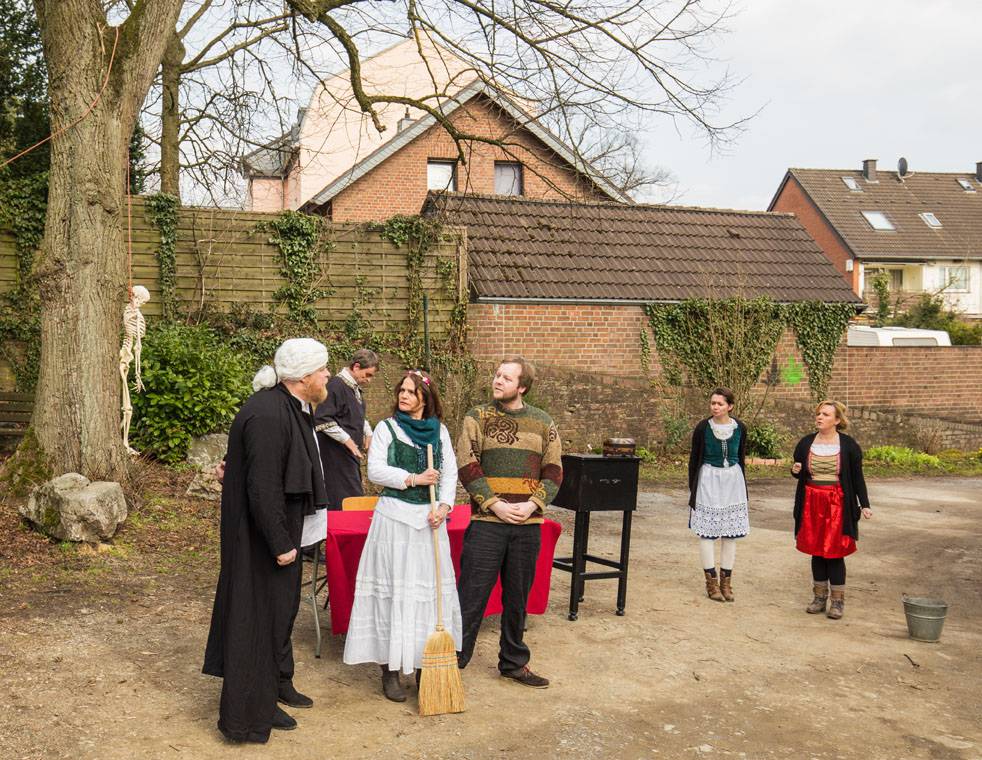  Zur Finissage der Jubiläumsausstellung des KunstHaus Erkrath führte die Theatergruppe KuTiNea e.V. das Stück „Der Heiratsschwindler. 