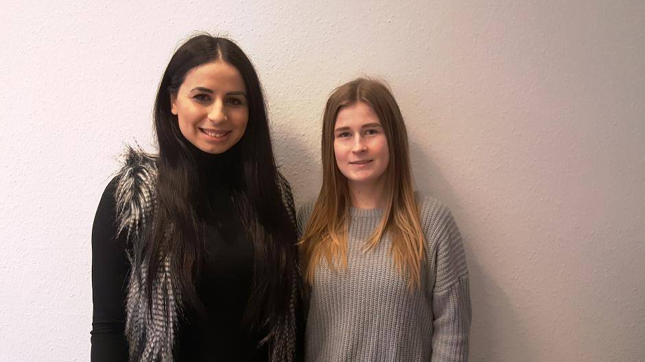 Ceyda (l.)und Melina (r.) sind mitten in der Ausbildung zur examinierten Gesundheits-...