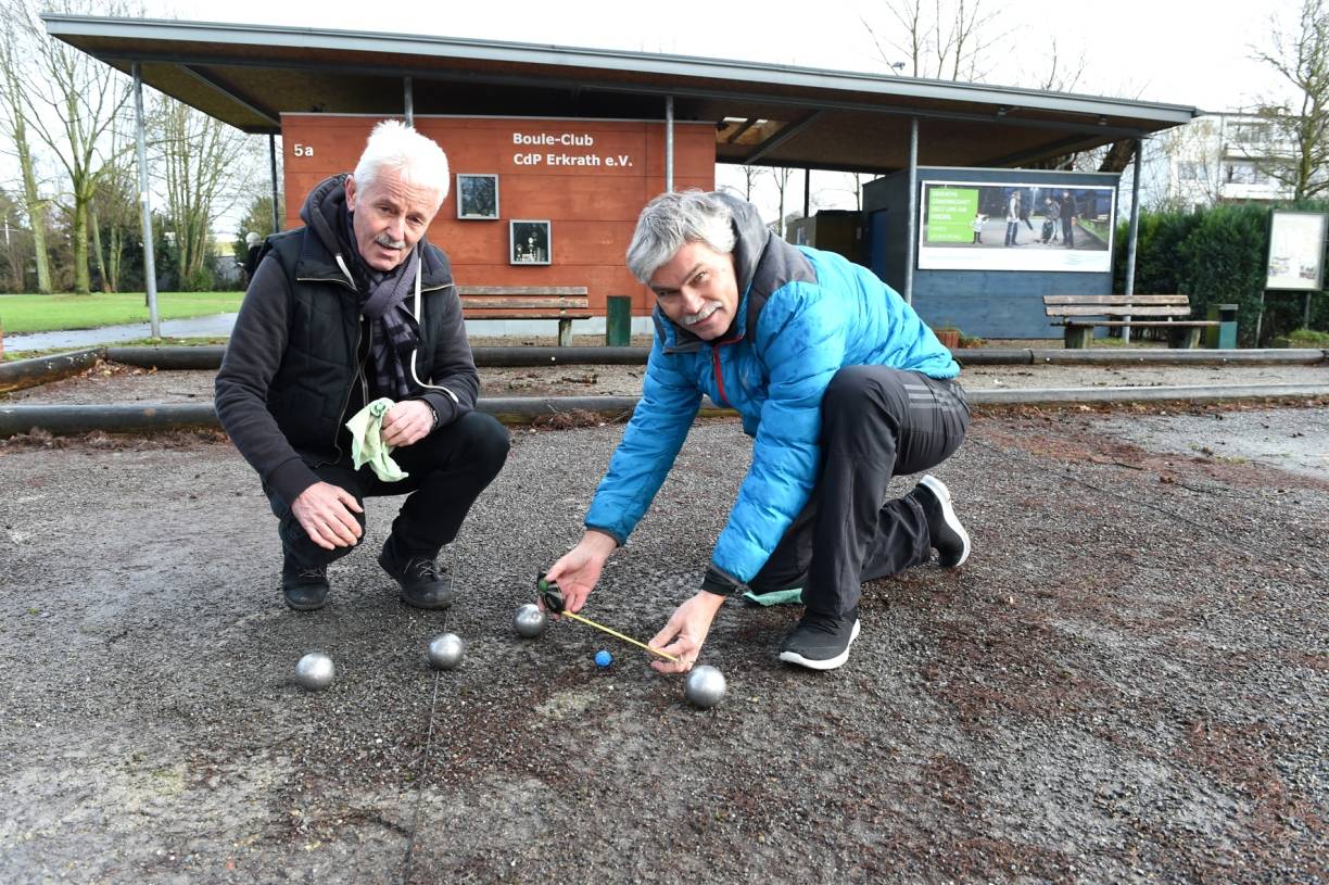  Helmut Gerads (1. Vorsitzender, li.) und Norbert Koch (Sportlicher Leiter) brennen für das Boulespiel. 