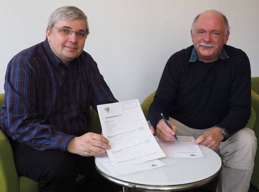  Jürgen Treiber und Norbert Goebel (v.li.) mit den Umfragebögen 2017. 