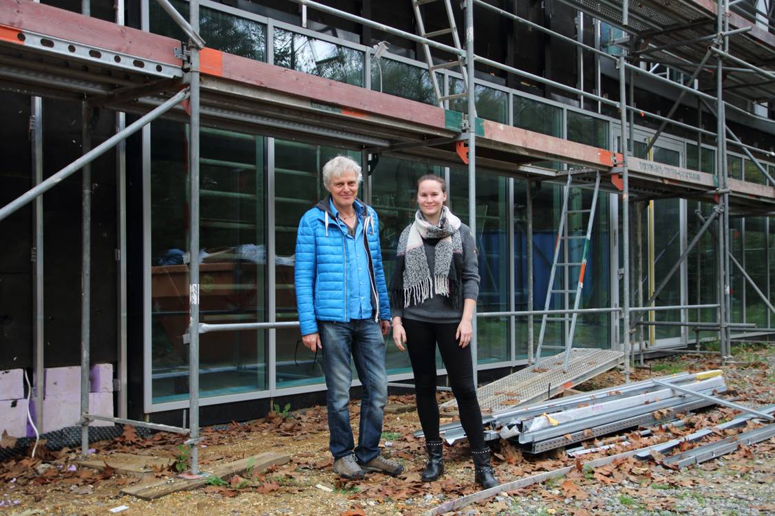  Sozialpädagoge und Leiter des Jugendcafés am Skaterparkt Manuel Ellwanger und studentische Kraft Esther Koch vor der ‚Noch-Baustelle‘. 