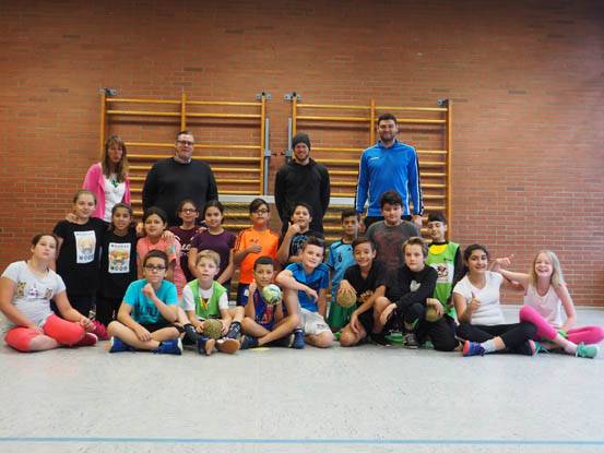  Die Klasse 5b mit Ruth Seebold, Sonderpädagogin im Bereich Inklusion, Klassenlehrer Thomas Braun, Max Vitz von Interaktiv und Nationalspieler Ace Jonovski (hinten v.l.n.r.). 