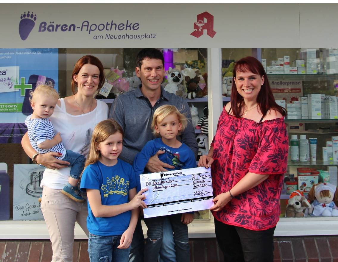  Familie Wittig übergib die Spende an Heike Grobel (re.). 