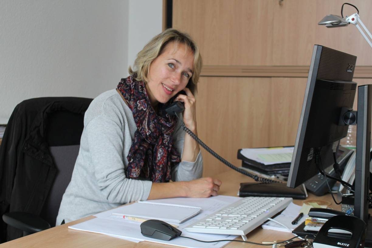  Julia Wallborn an ihrem Arbeitsplatz: Der Beschwerdestelle der Stadt Erkrath. 