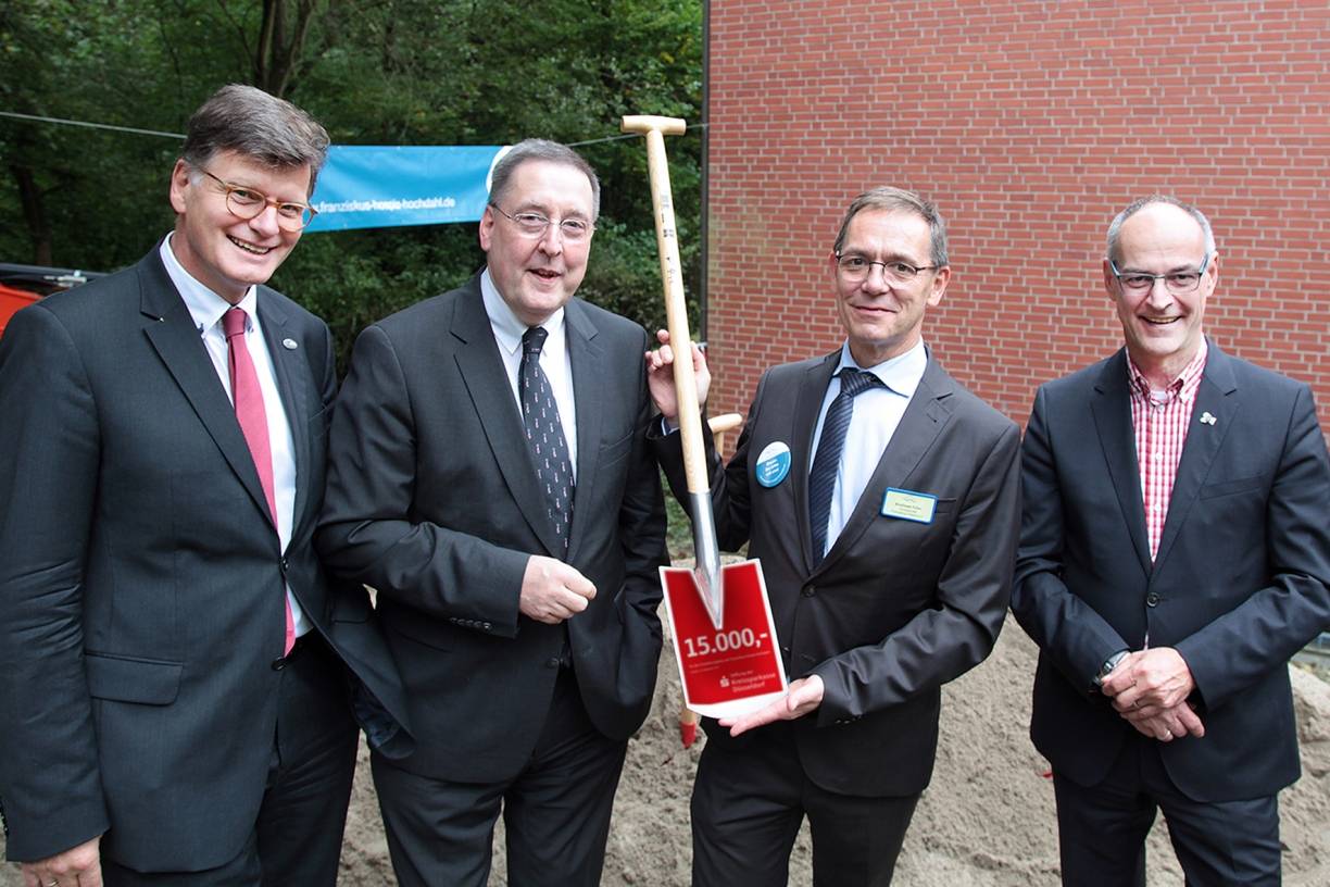  Martin Richter (Kreisdirektor Kreis Mettmann), Ulrich Rüther (Vorstandsvorsitzender der Kreissparkasse Düsseldorf), Andreas Feller (1.Vorsitzender des Hospizvereins) und Detlef Ehlert (Kuratoriumsmitglied der Stiftung der Kreissparkasse Düsseldorf, v.li.) beim Spatenstich am Franziskus-Hospiz. 