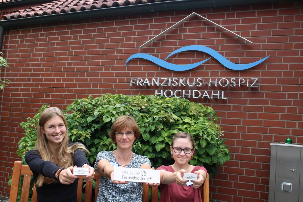  Lena Oberdörffer, Carola Engel und Rebecca Schilly (v.li.) vom Franziskus Hospiz stellen die verschiedenen Varianten der Spendenbausteine vor. 