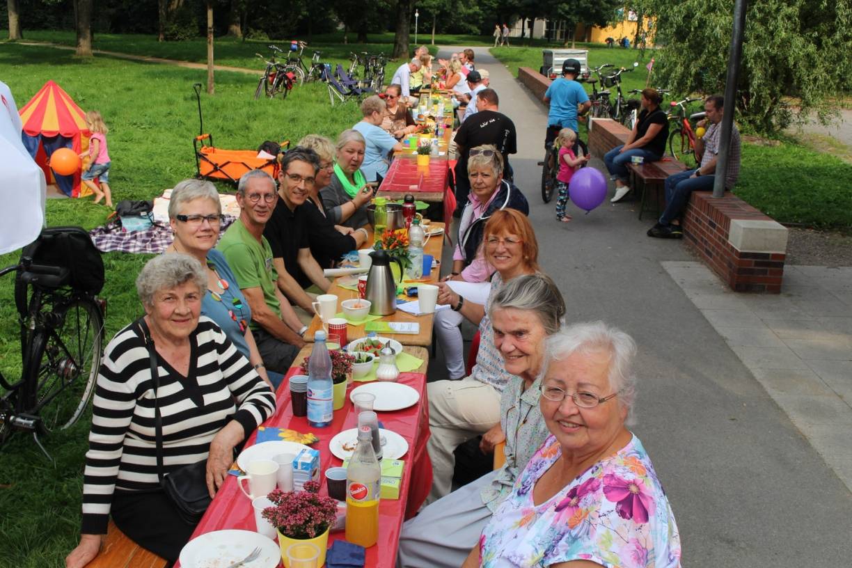  Zahlreiche Besucher nutzen das gute Wetter für ein ausgiebiges Picknick im Bavierpark. 