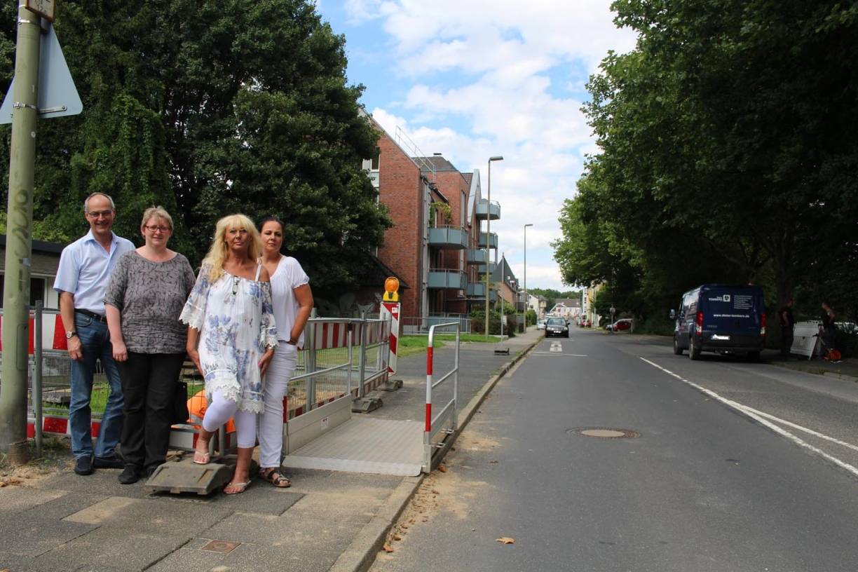  Detlef Ehlert (SPD), Marleen Buschmann (SPD) sowie Sabine Keller und Silke Geiger von Floristik mit Flair wissen: Bis vor kurzem war die Zufahrt von der Schimmelbuschstraße kommend noch gesperrt- ein unzumutbarer Zustand für Anwohner und Einzelhändler. 