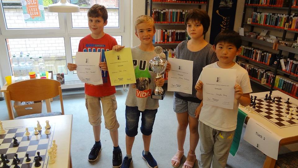  Stolz präsentiert Oskar Scheer seine Gewinnerurkunde. Die weiteren Plätze belegten Stefania Bototeanu, Paul Reinsdorf und Hongchu Jiang. 
