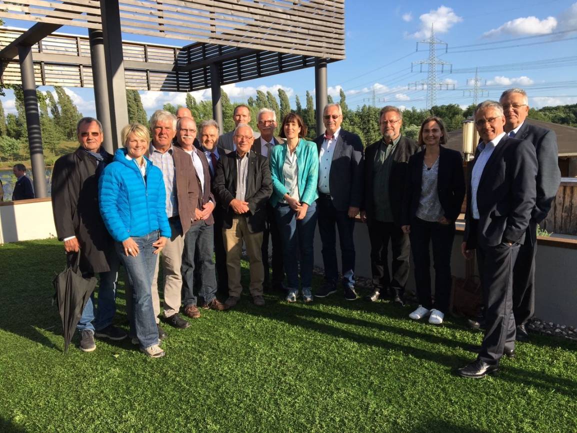  Die Bürgermeisterkonferenz erhielt auf der Wasserski-Anlage in Langenfeld Besuch von einigen ehemaligen Kolleginnen und Kollegen.  