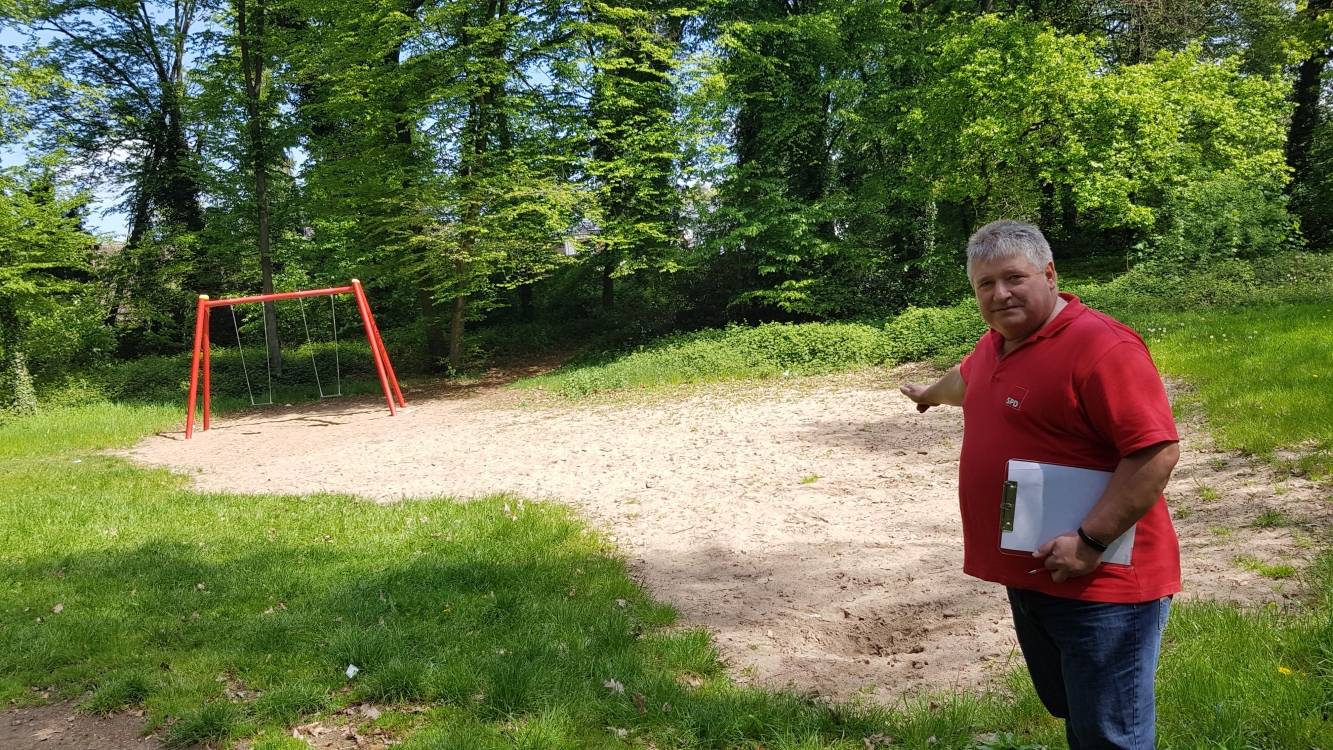  So trist kann ein Spielplatz aussehen: Außer zwei Schaukeln finden die Kinder aktuell gähnende Leere. 