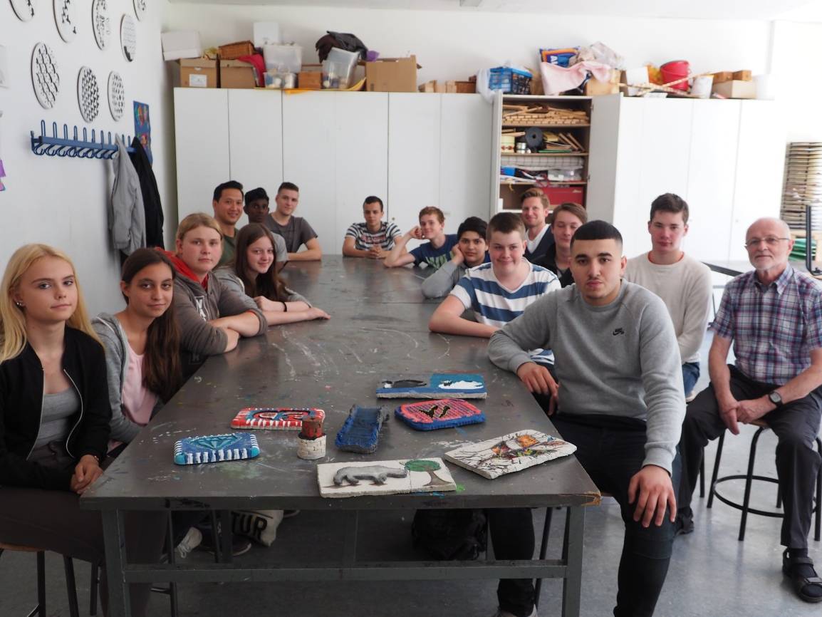  Die Kunstgruppe der neunten Klasse mit Lehrer Tran Nguyen, Konrektor Andreas Lösche und Wolfgang Sendermann vom Kunsthaus Erkrath. 