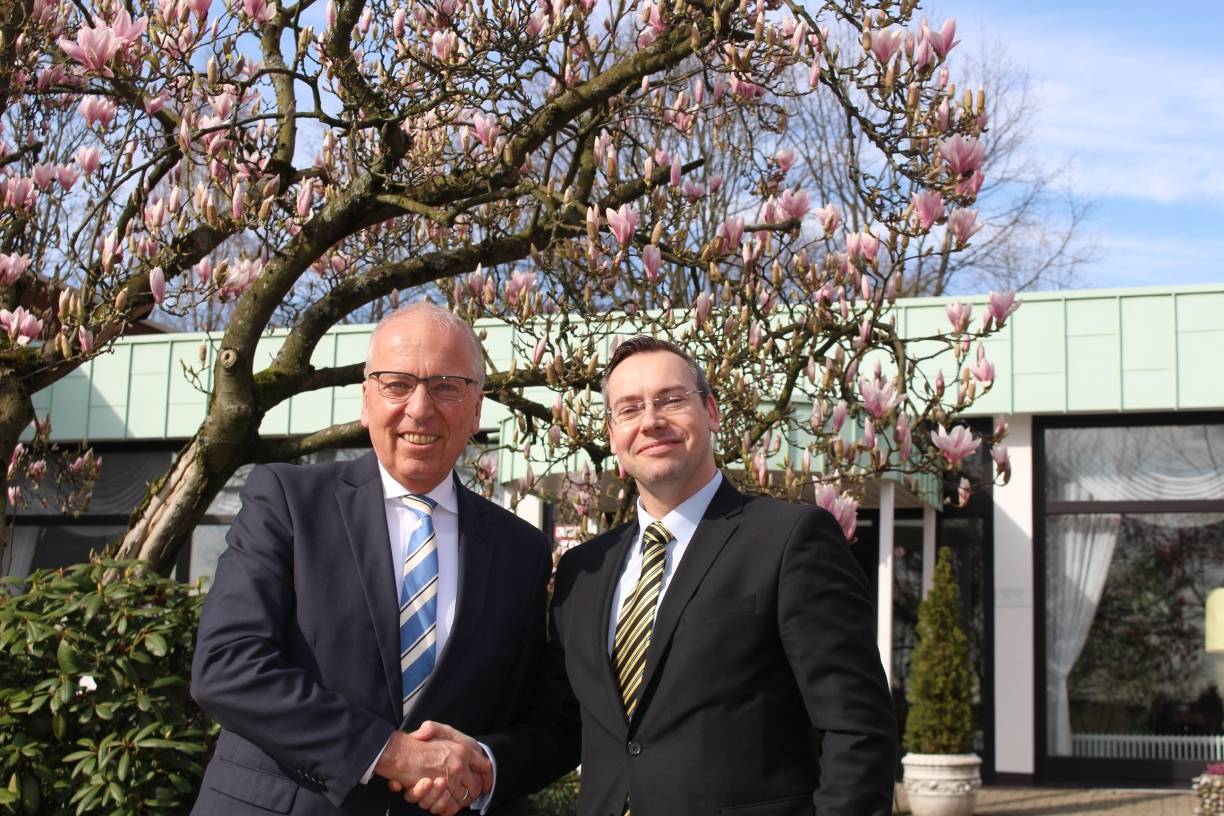  Dirk Reinhardt (l.) übernimmt die Stelle des neuen Direktors des Rosenhofes Hochdahl von Vorgänger Michael Solbisky. 