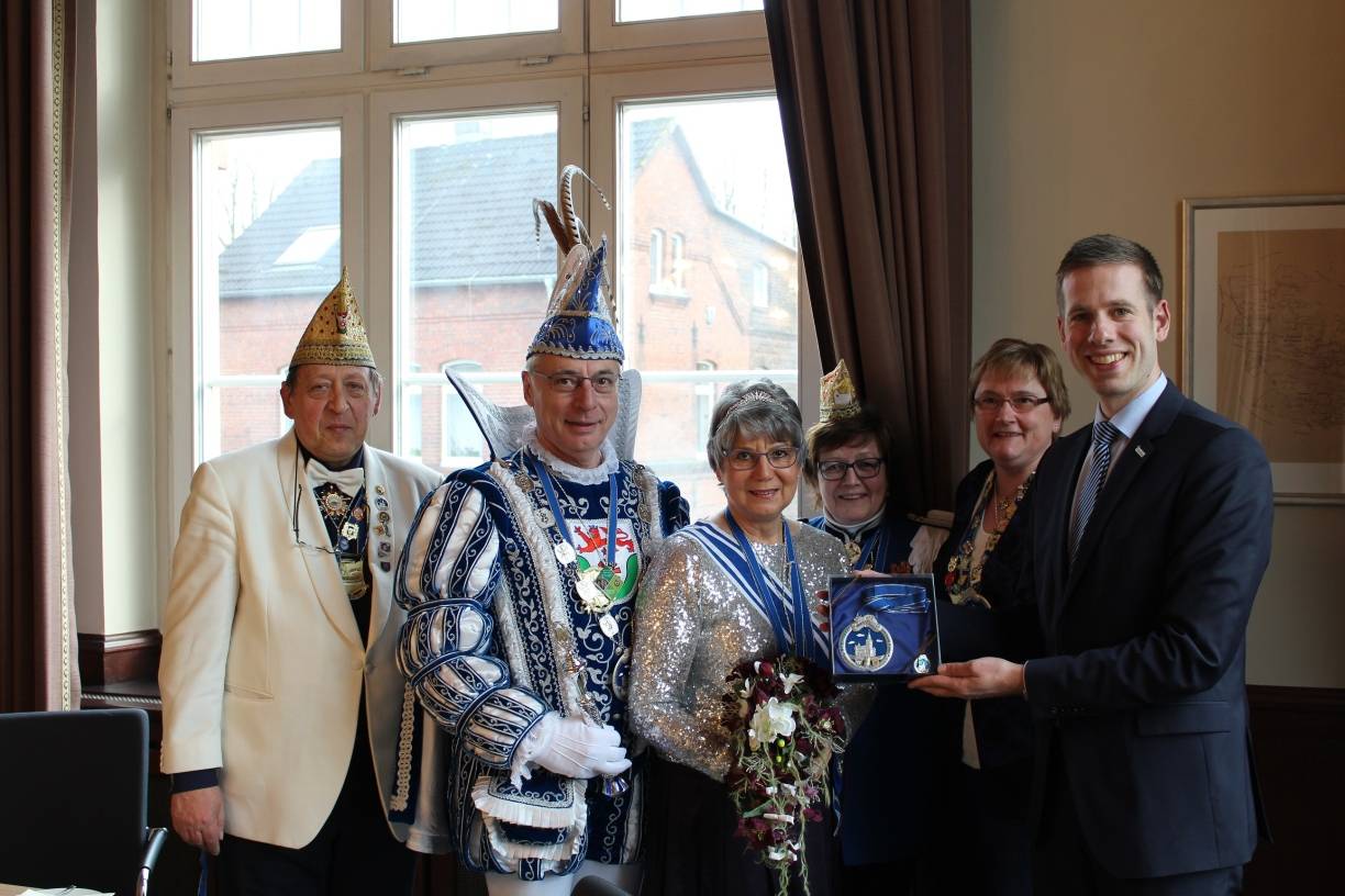 Erkraths Prinzenpaar, Prinz Franz I. und Prinzessin Heide I., beim Eintrag ins Goldene Buch der Stadt Erkrath.  
