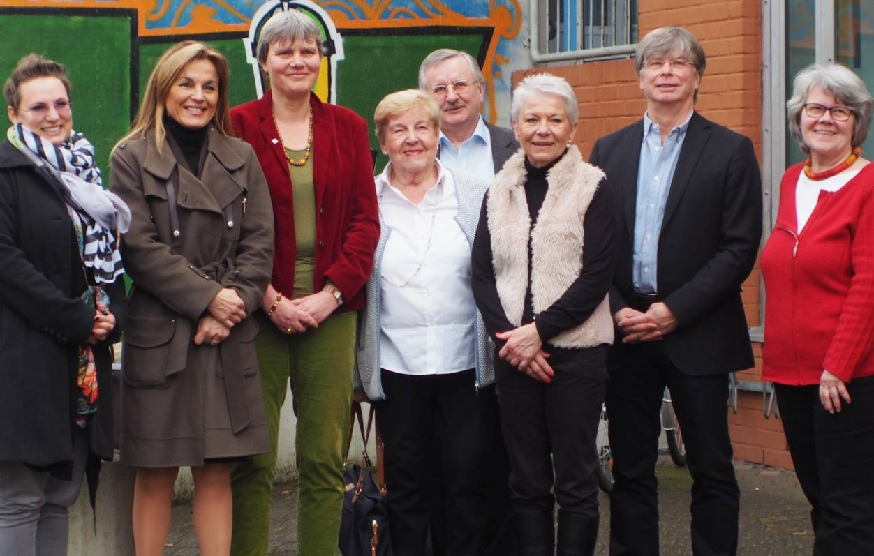 Tamara Jaskula, Michaela Noll, Ute Feldbrügge, Rose-Marie Held, Joachim Heischkamp, Christel Bresink, Peter Rohland, Petra Herfurtner (v.l.n.r.) vor dem Bürgerhaus in Hochdahl. 