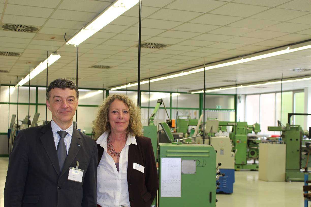  Freuen sich über die großzügigen Werkstatträume: Bildungsstättenleiterin Claudia Gernand und Geschäftssegmentleiter Klaus Stein. 