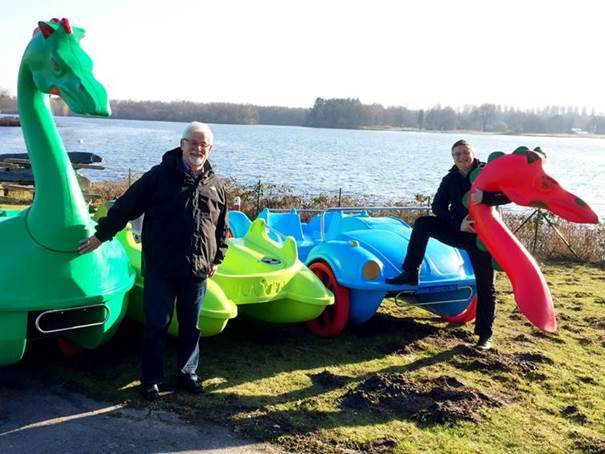  Ratsherr Rolf Schulte (l.), Vorsitzender der Verbandsversammlung und Peter von Rappard (r.), Geschäftsführer des Zweckverband Erholungsgebiet Unterbacher See, präsentieren die neuen Tretboote. 