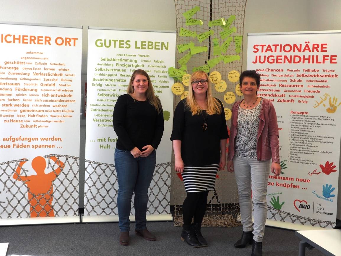  (v.l.n.r.) Alina Schürmann, pädag. Mitarbeiterin (Mondo — Mettmann), Jenny Schäffer, pädag. Mitarbeiterin (Mogli — Erkrath) und Tania Meissner (Bereichsleitung stationäre Jugendhilfe). 