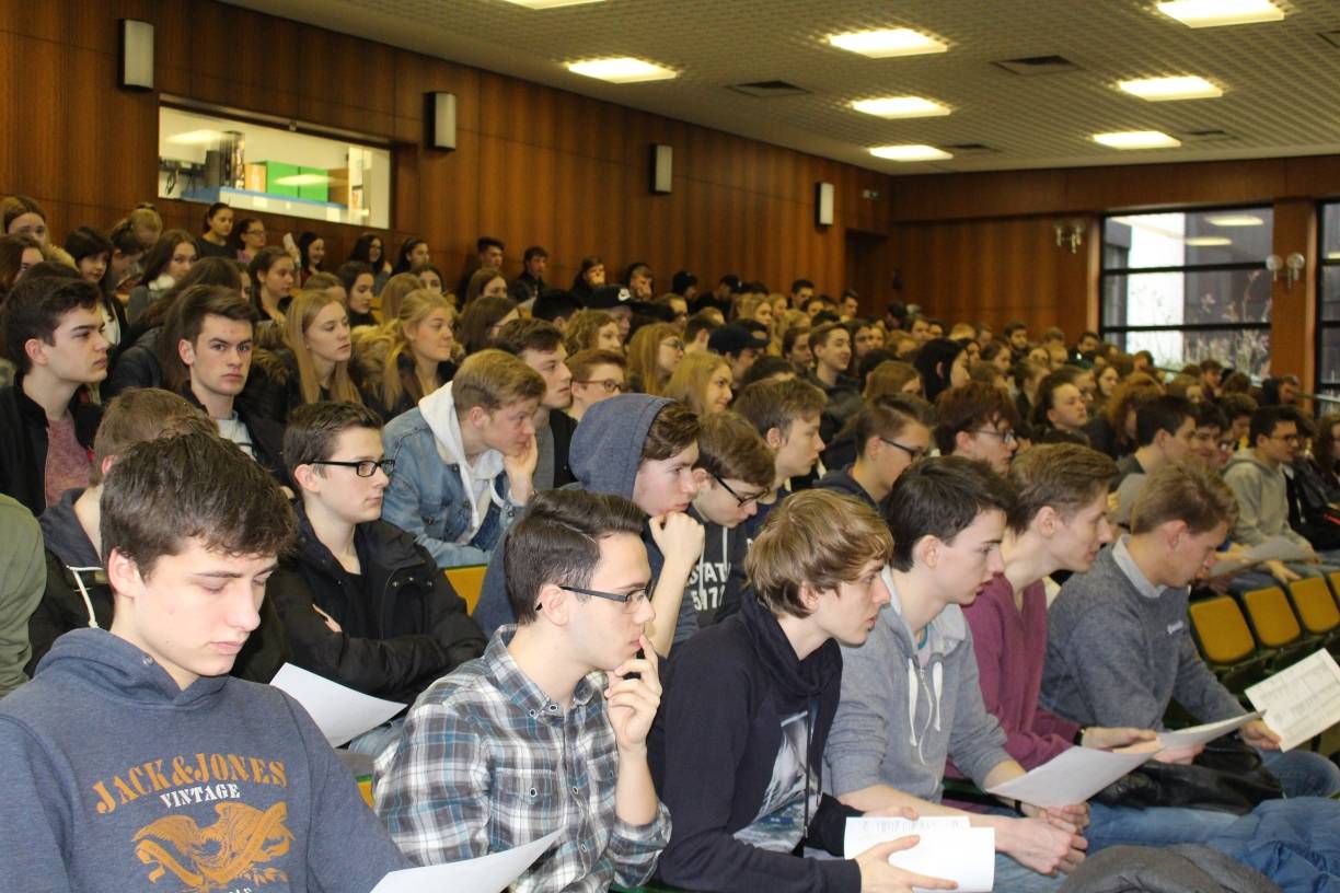  Rund 200 Schüler durften hinter die Fassaden verschiedener Berufe blicken und zukunftsorientierte Fragen stellen. 