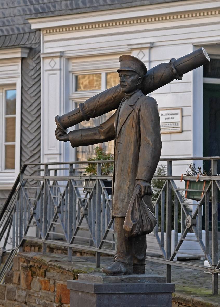  Das Seidenweber-Denkmal in Langenberg. 