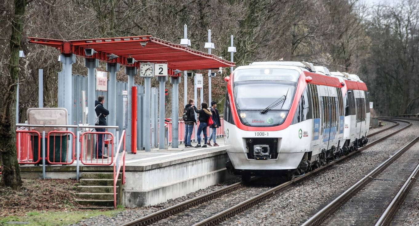  Ab 2021 sollen diese Züge, hier am Bahnhof Erkrath-Nord, ausgemustert werden. Die neuen Züge liegen niedriger auf der Schiene, deswegen müssen die Gleise angehoben werden.  