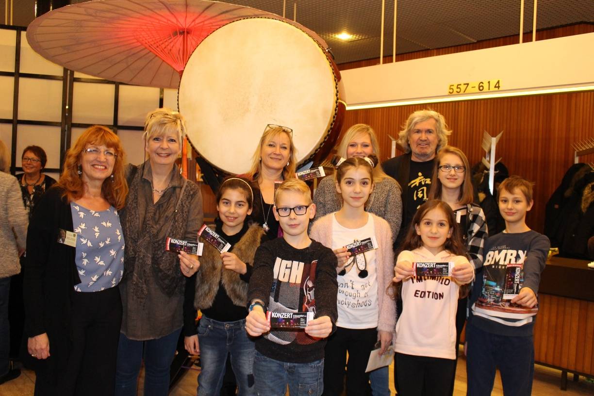  Die Organisatoren Marion und Timo Kremerius gemeinsam mit den Erziehern und Kindern des Kinderhauses Sandheide sowie der stellvertretenden Bürgermeisterin Sabine Lahnstein vor einer echten Taiko Trommel. 