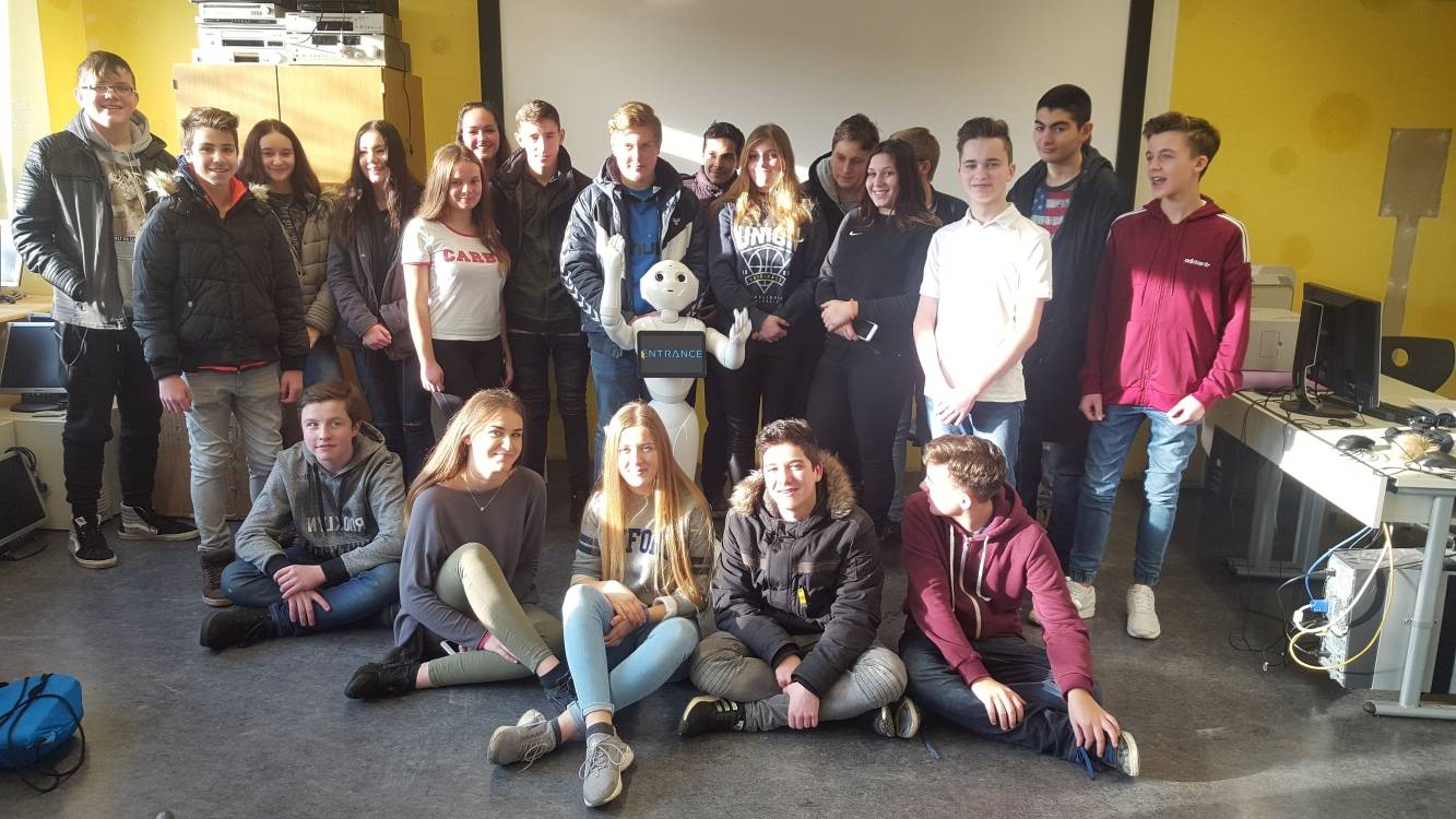  Der Informatik-Kurs der 9. und 10. Klasse zusammen mit Pepper. 