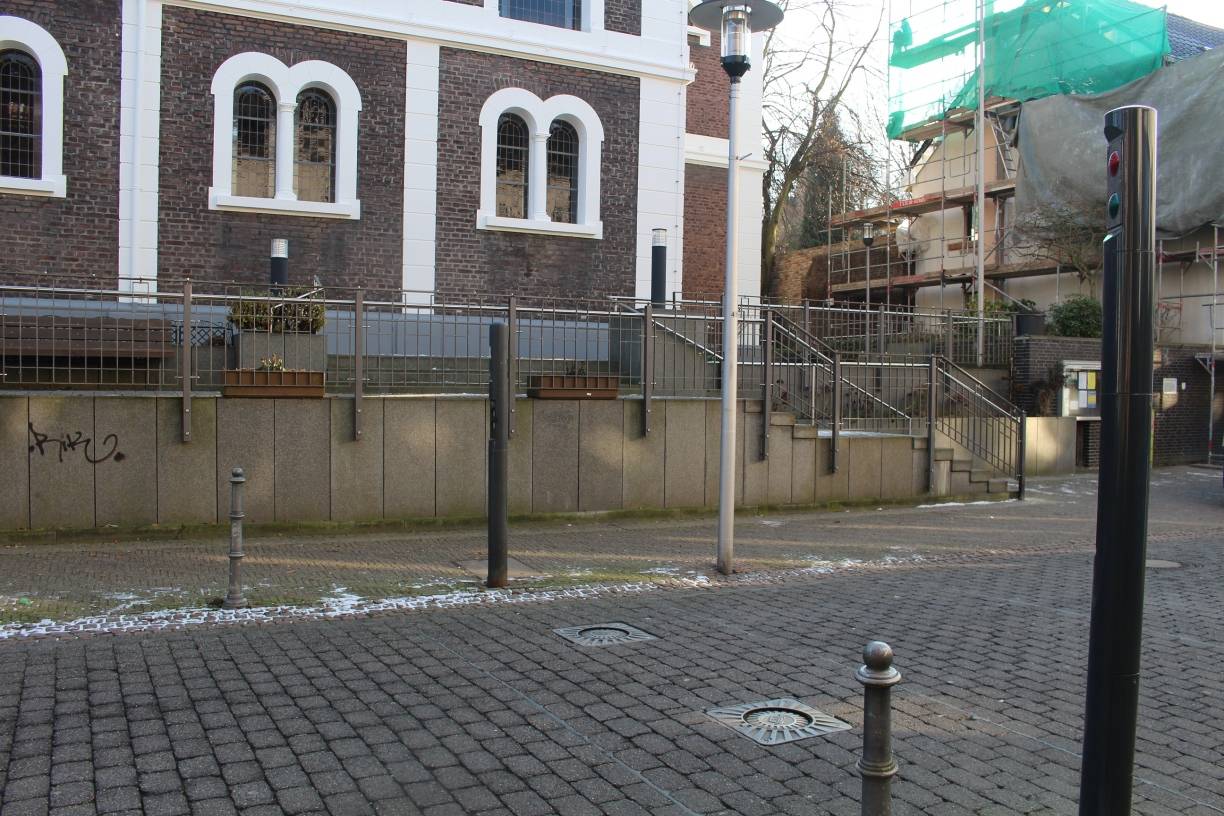 Neue Poller für die Bahnstraße