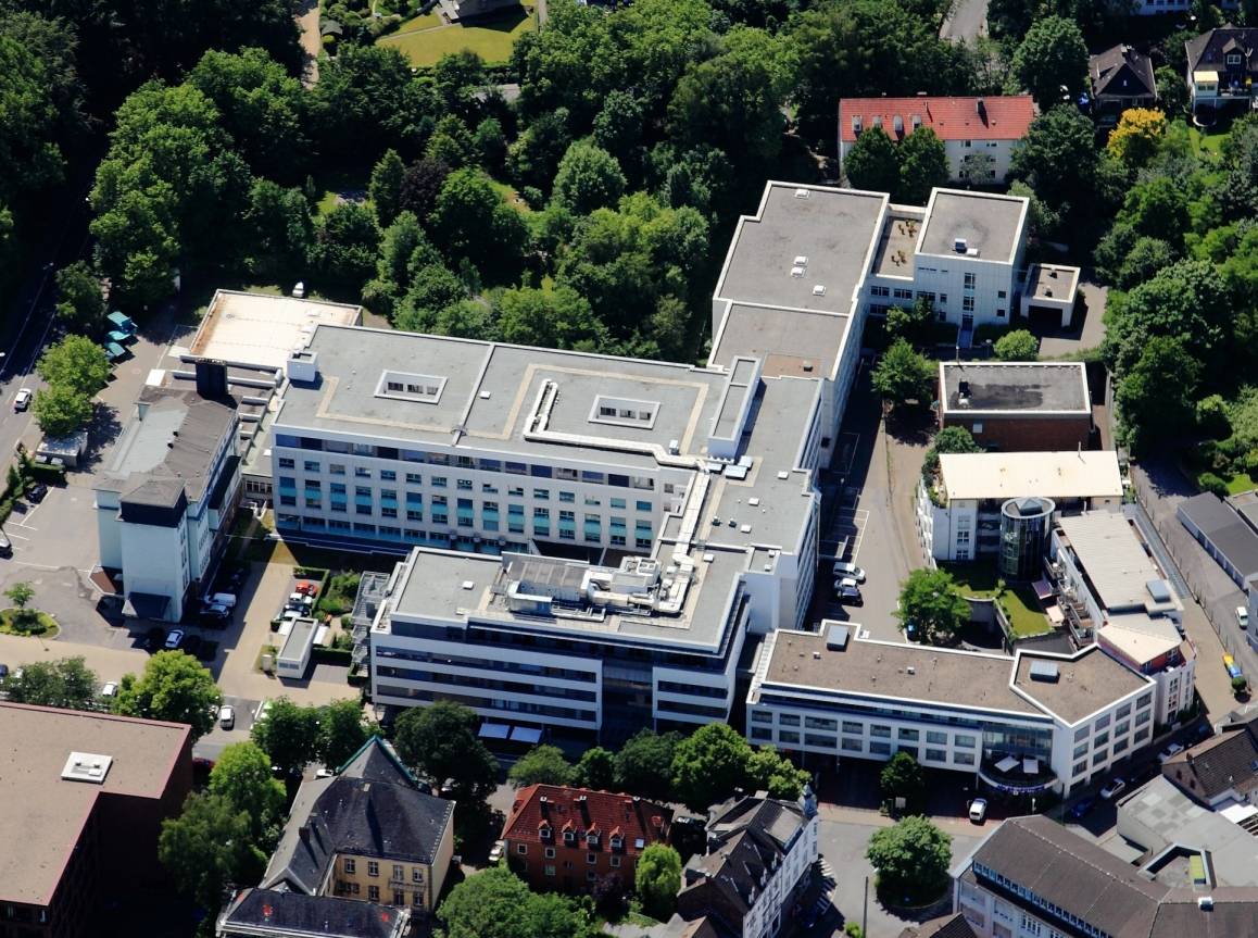Über 600 Mitarbeiter arbeiten dort in ganz unterschiedlichen Bereichen. Die größte...