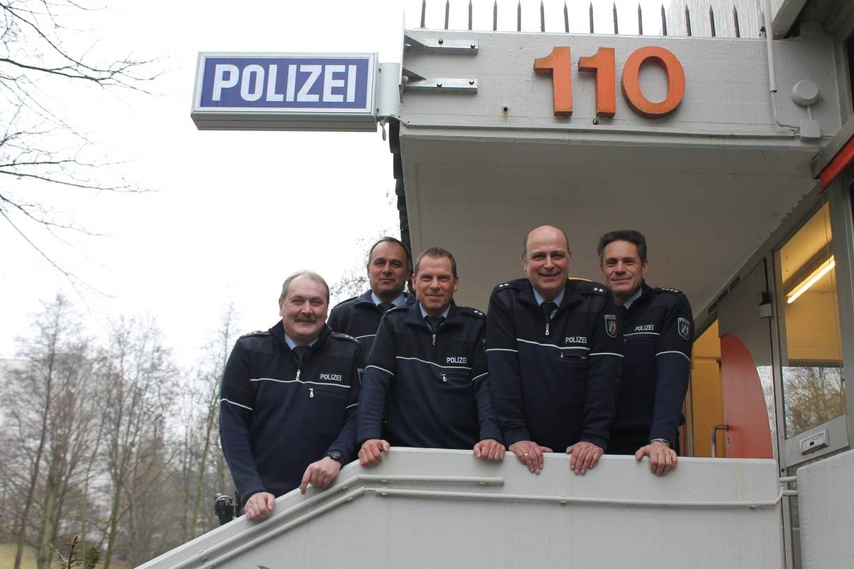  Das sind die Bezirksbeamten aus Erkrath: (v.li.) Michael Lindt, Heiko Giegeling, Horst Dumeier, Frank Garschagen und Polizeihauptkommissar Kay Thöne, Chef der Wache an der Sedentaler Straße in Hochdahl. 