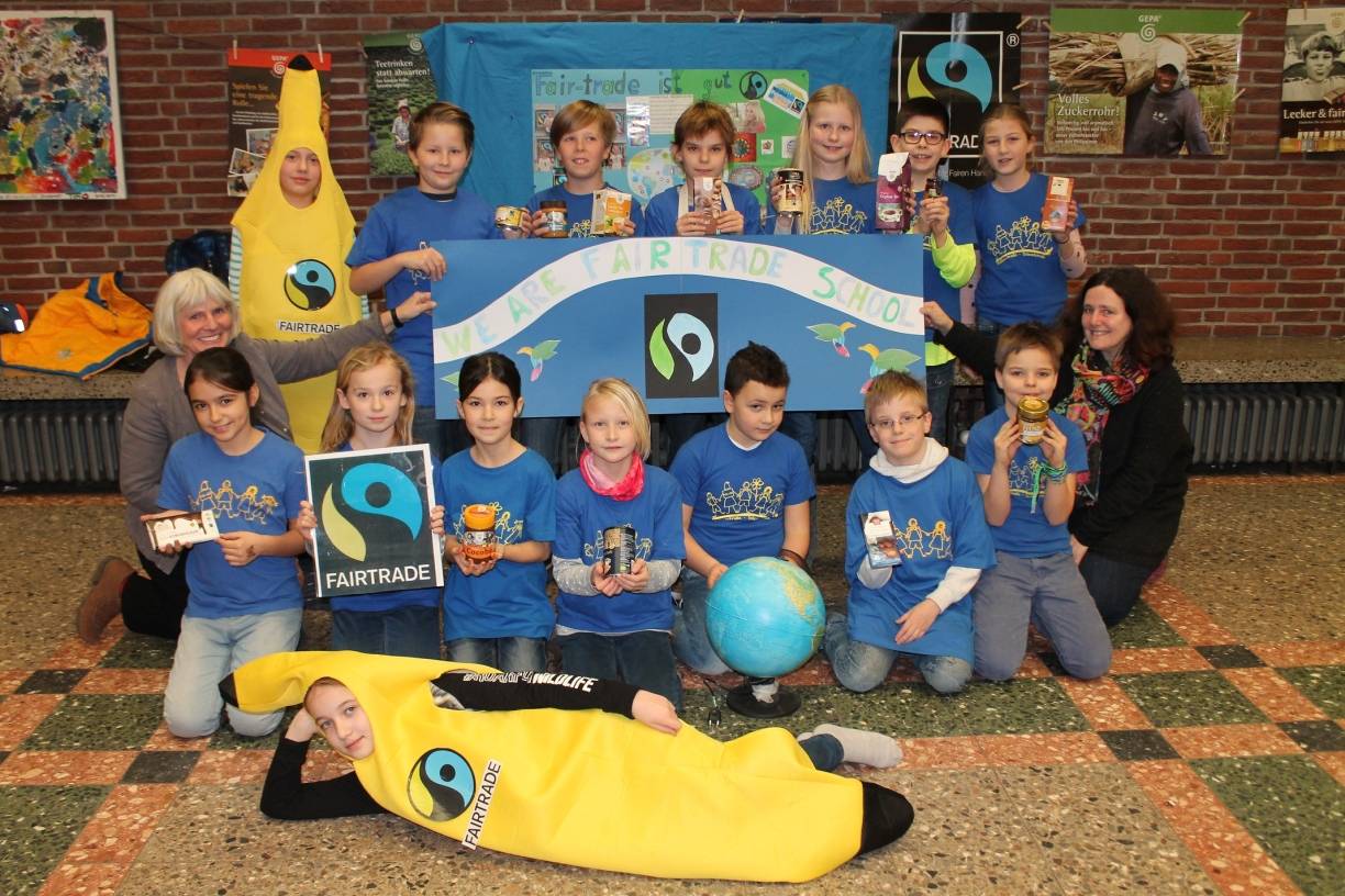  Schüler und Lehrer des Fairtrade-Teams freuen sich über die baldige Auszeichnung zur Fairtrade-School“. 