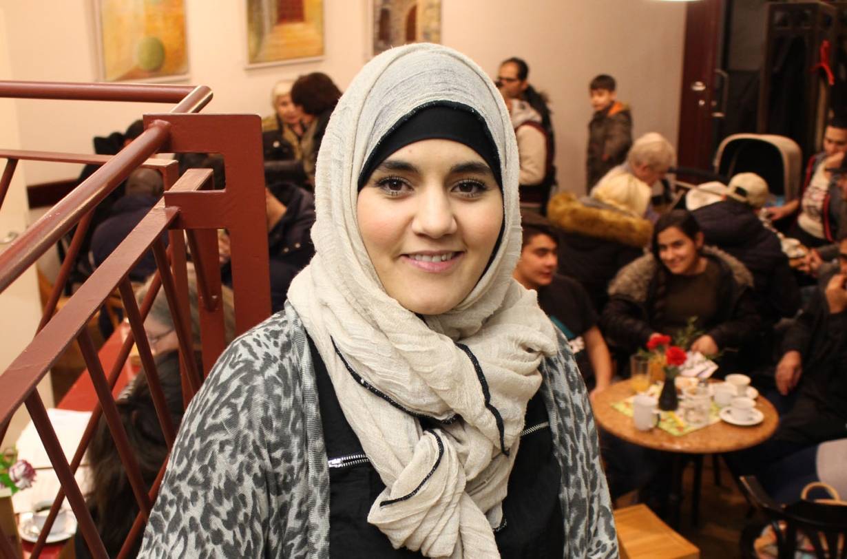  Rachida El Khabbachi in der Teestube im Haus der Kirchen.  