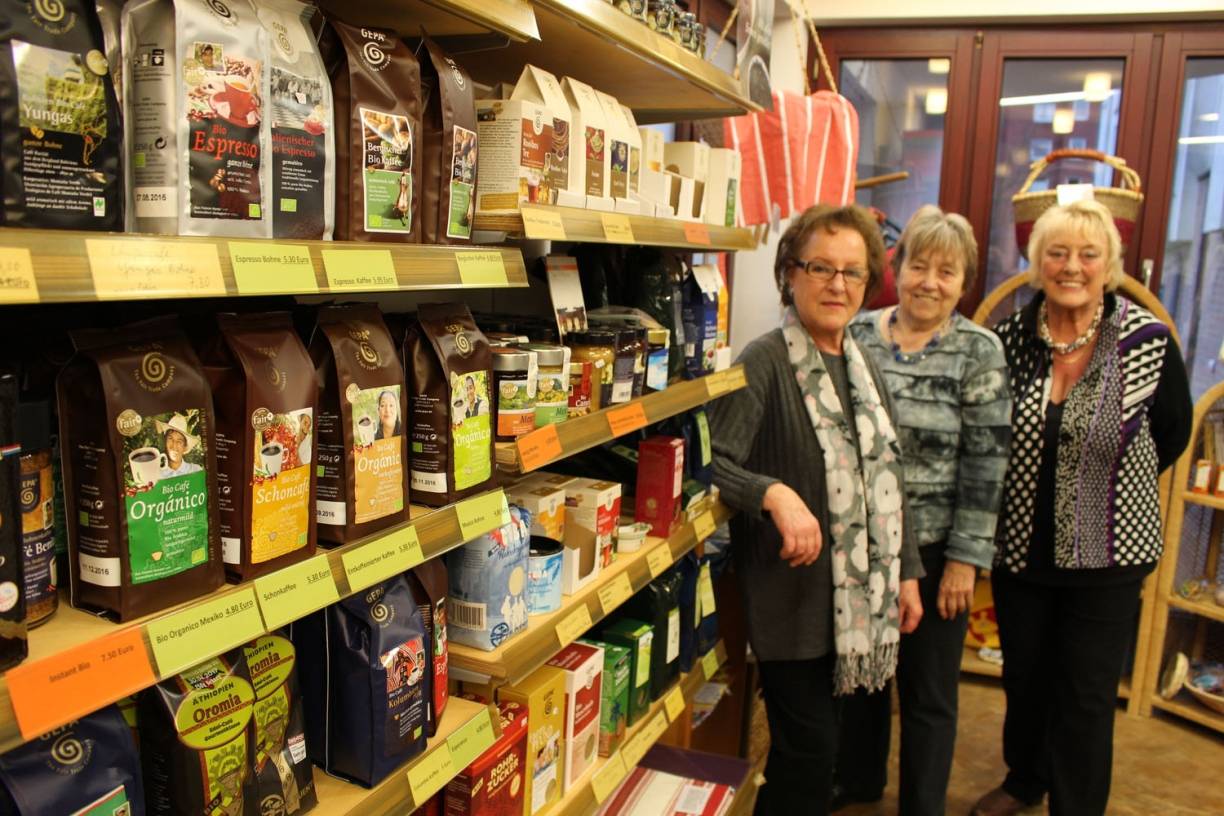  Das ehrenamtliche Verkaufsteam vom Weltladen in Hochdahl: (v.li.) Wilma Kluge, Maria Ortmanns und Inge Wieber. 