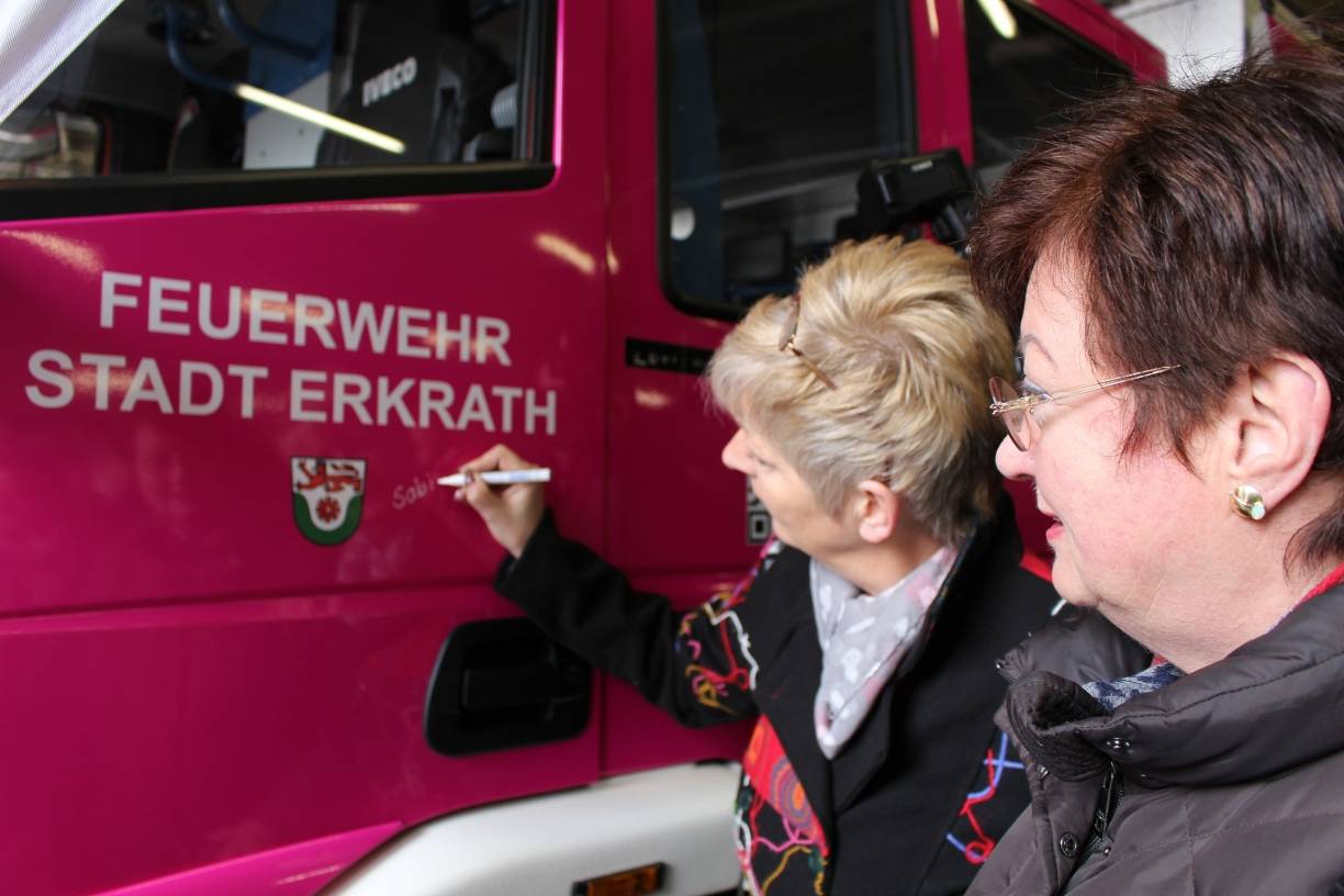  Hatten die Ehre der ersten Unterschriften auf der „Pink Lady“: (v.l.) Die stellvertretende Bürgermeisterinnen Sabine Lahnstein und Regina Wedding. 