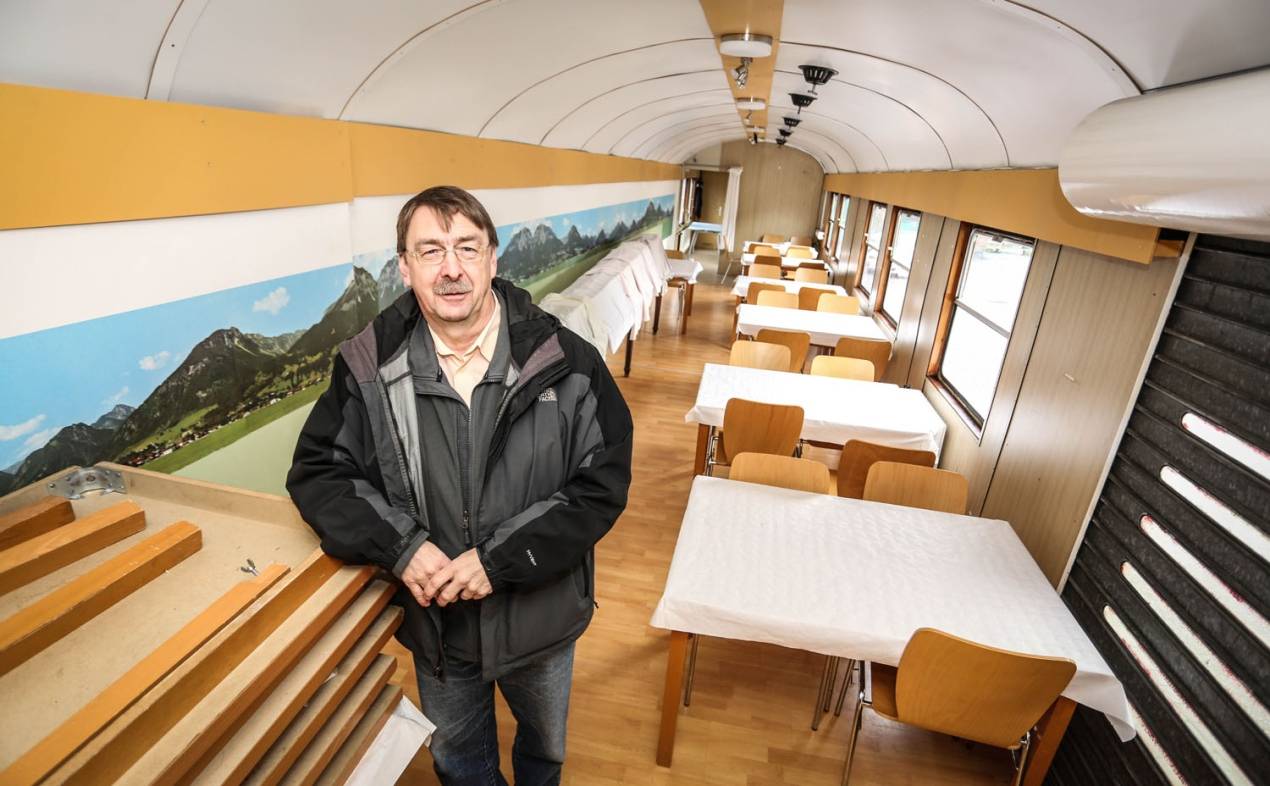  Anderthalb Jahre lang haben Ralf Fellenberg und die anderen Mitglieder des Eisenbahn- und Heimatvereines den alten Reichsbahnwaggon in ihr neues Zugcafé verwandelt. 