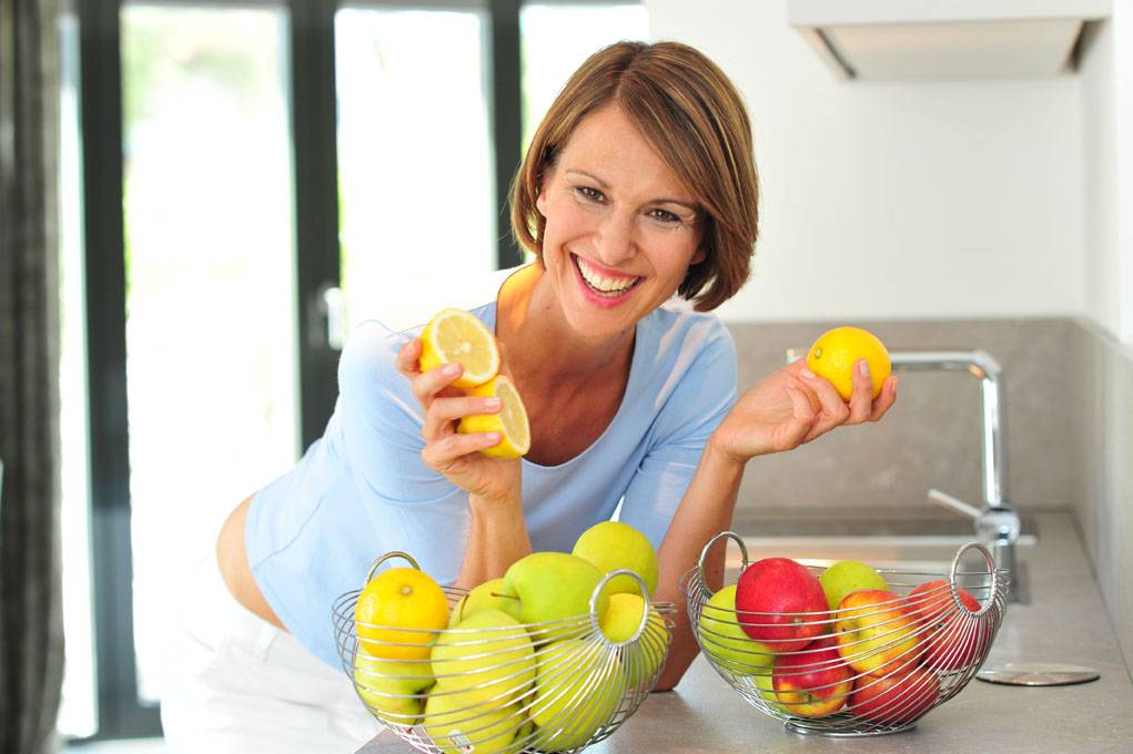  Obst ist ein toller Basenlieferant! Selbst Zitronen wirken basisch, obwohl sie sauer schmecken. 