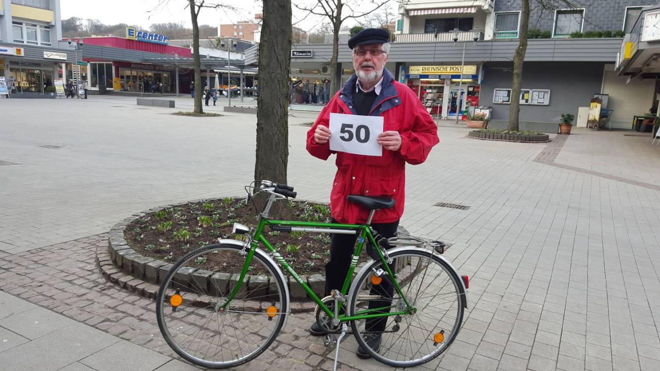  Claus Gripp hat schon 50 Fahrräder für Erkraths Flüchtlinge verkehrssicher gemacht. Die gebrauchten Räder sind Spenden aus der Bürgerschaft 