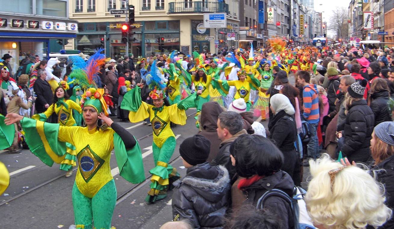  Ob beim Straßenkarneval oder der Prunksitzung — die meisten Närinnen und Narren feiern mit Alt, Kölsch, Pils oder Sekt. Doch wer Alkohol trinkt, sollte mit Bus, Bahn oder Taxi den Heimweg antreten. 