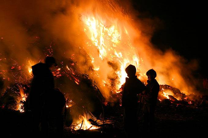 Osterfeuer nicht unbedacht entzünden!