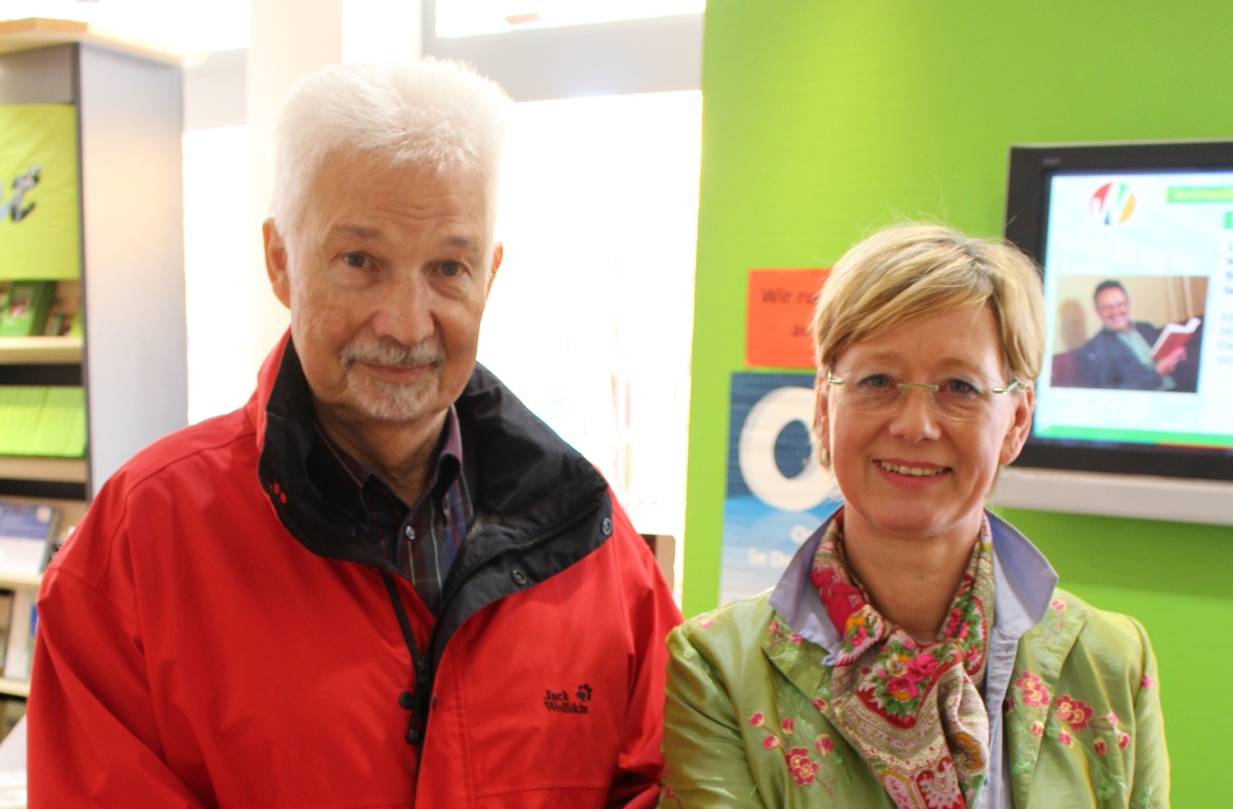  Horst Keilpflug, Mitglied des Vereins Weisser Ring und Inhaberin der Buchhandlung Weber, Sara Willwerth, sind gespannt, was bei der Spendenaktion zusammen kommt. 