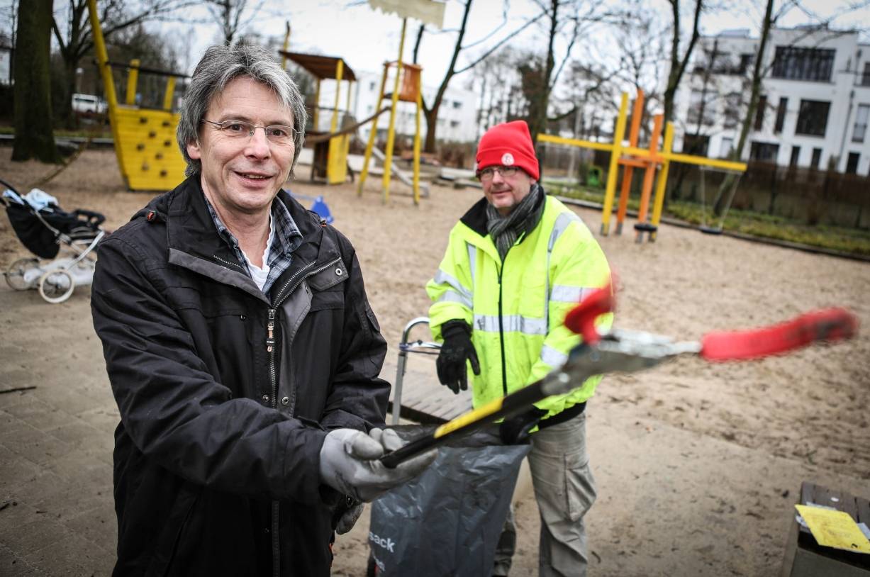  Reinhard Knitsch (l.) und Bernd Herrmann räumten im Bavierpark auf.  