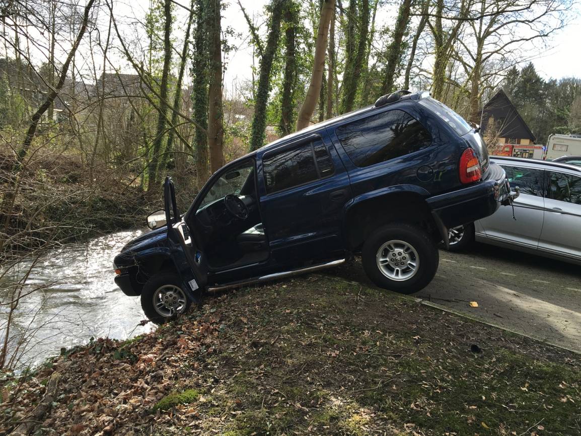  Gerade nochmal gut gegangen: Das Auto drohte in die Düssel abzurutschen, doch die Rettungskräfte vor Ort wussten dies gekonnt zu verhindern. 