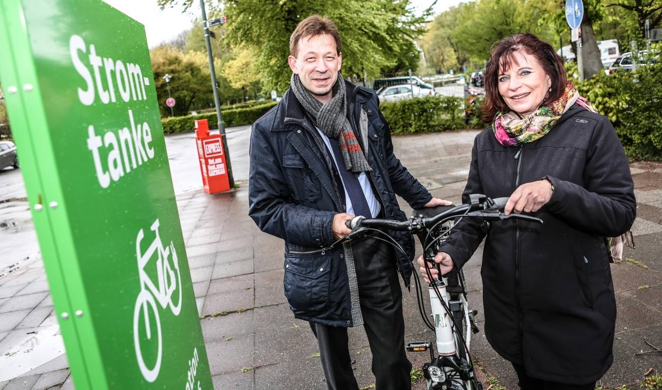 Radfahrer tanken am See kostenlos Strom