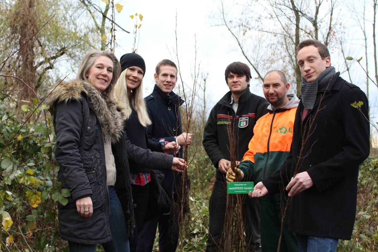  v.l.n.r. Alexandra Langstrof (pflanzdeinenbaum.eu), Nina Köster (rackSpeed GmbH), Bürgermeister Christoph Schultz, Revierförster Stefan Springer, Mitarbeiter des Landesbetriebes Forst und Wald NRW, Simon Wodrich (rackSpeed GmbH). 