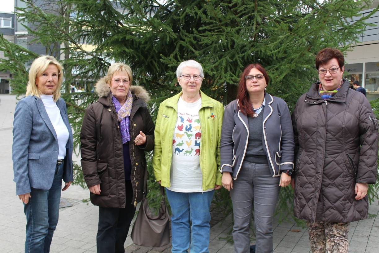  .Katzenbeauftragte Monika Steinert, Lore Schulze (CDU Ratsmitglied), Vorsitzende des Tierschutzvereins Erkrath Christa Becker, Schatzmeisterin Heidi Rott und stellvertretende Bürgermeisterin Regina Wedding (v.li.). 